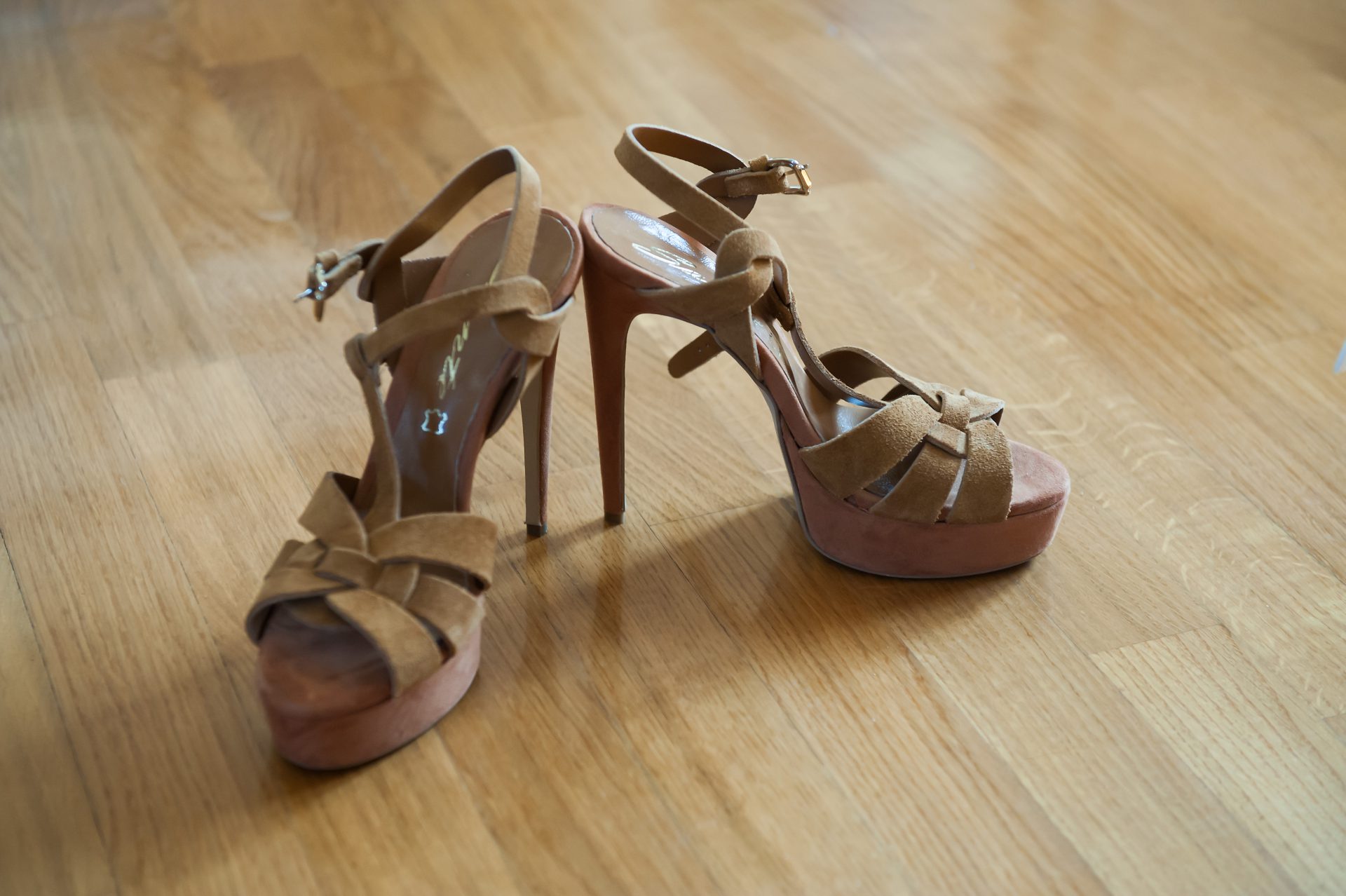 Νυφικά παπούτσια στην φωτογράφηση προετοιμασίας νύφης