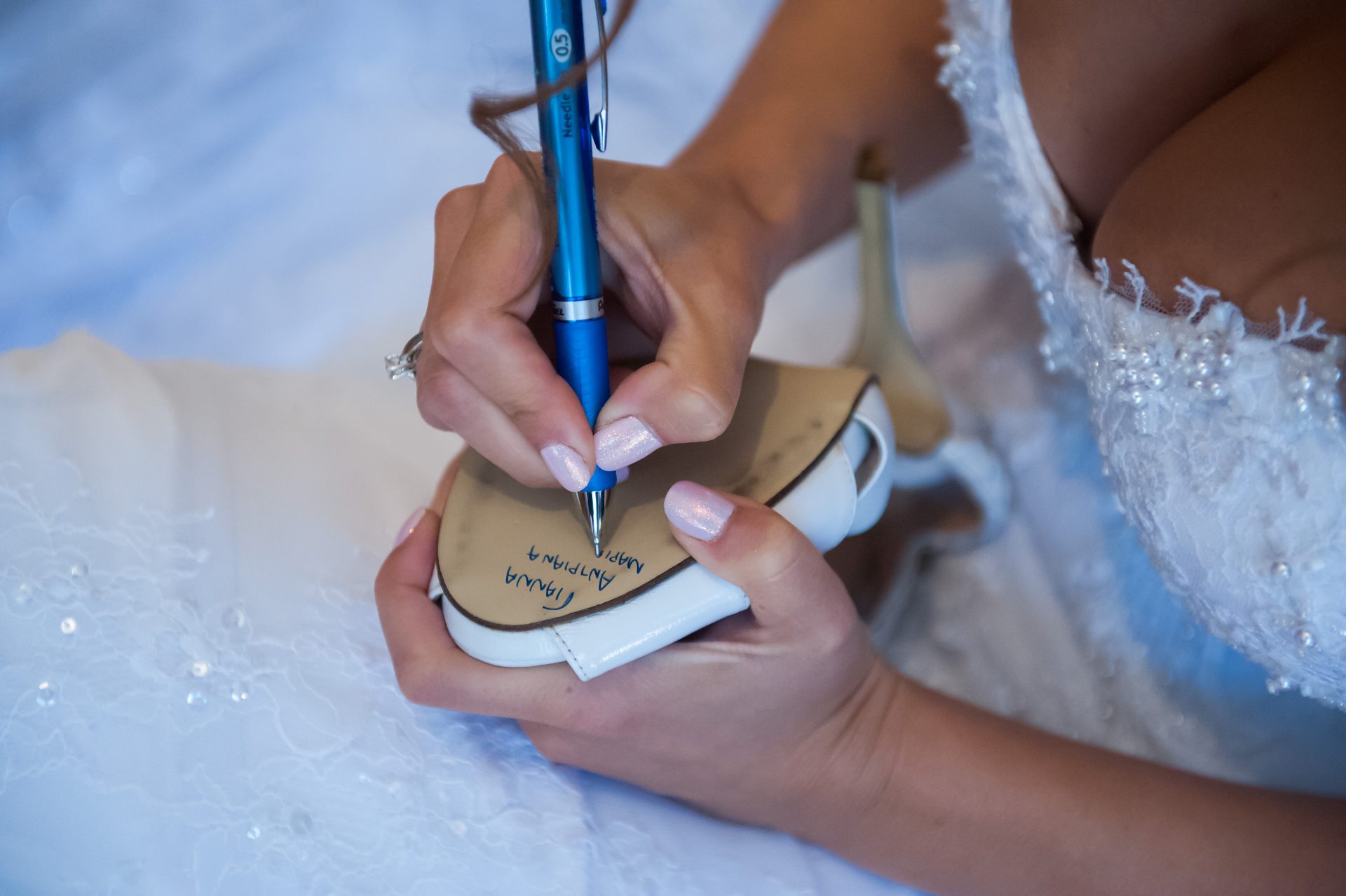Η νύφη γράφει στο παπούτσι της τα ονόματα των φίλων της