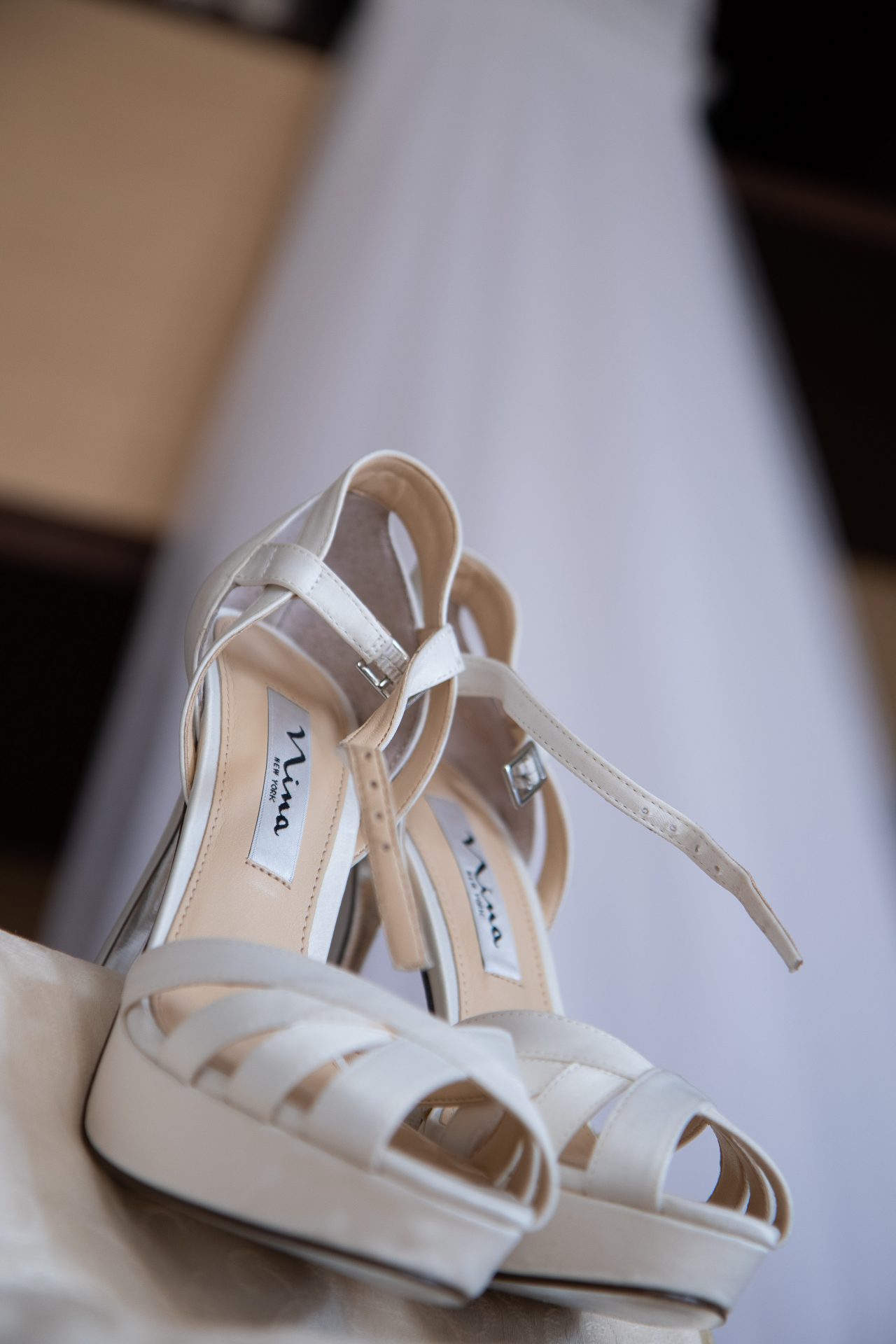 Νυφικά παπούτσια στην φωτογράφηση προετοιμασίας νύφης για τον γάμο στη Βίλλα Ναοινα