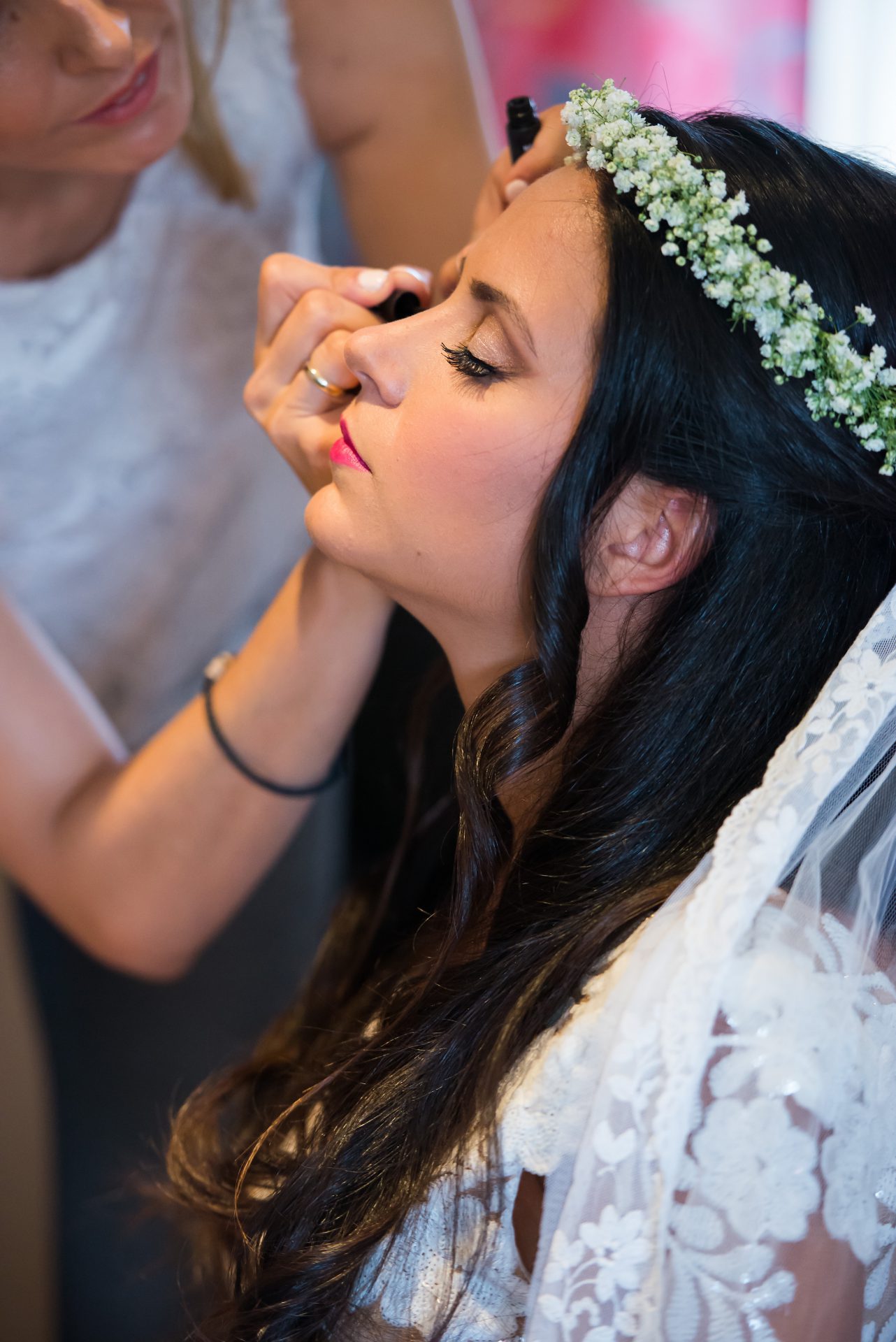 Μακιγιάζ νύφης στην προετοιμασία για τον γάμο της
