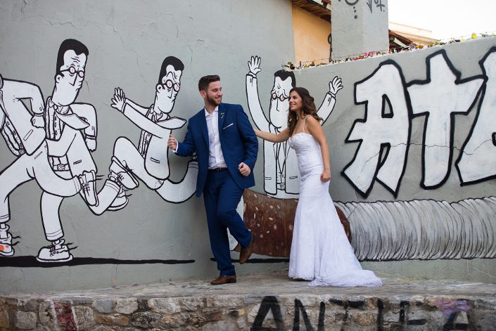 Next day φωτογράφηση γάμου με graffiti στην Πλάκα