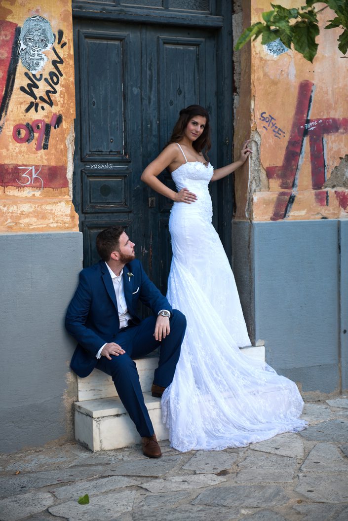 Next day φωτογράφηση γάμου στην Πλάκα με graffiti