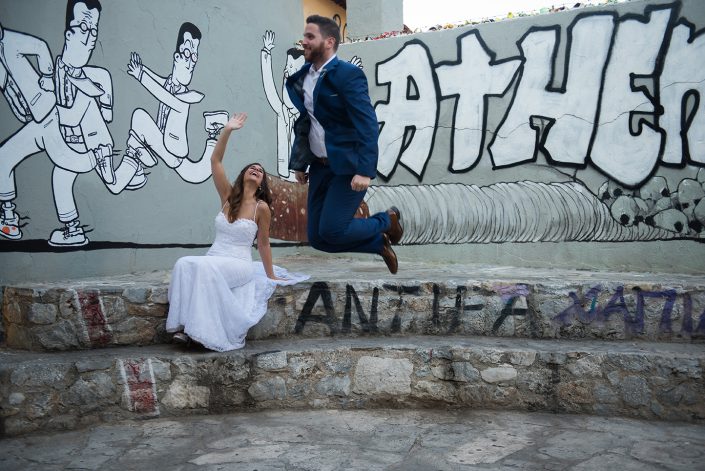Συναισθήματα στην after φωτογραφία γάμου στην Πλάκα με graffiti