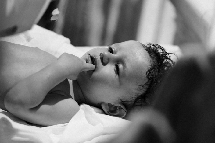 Ασπρόμαυρο πορτραίτο μωρού στη βάπτιση στην Αγία Μαρίνα Κορωπί