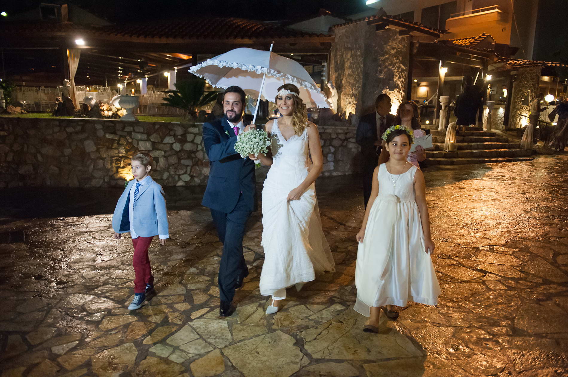 Ρομαντική είσοδος νύφης στο εκκλησάκι του κτήματος Φιλόκαλις