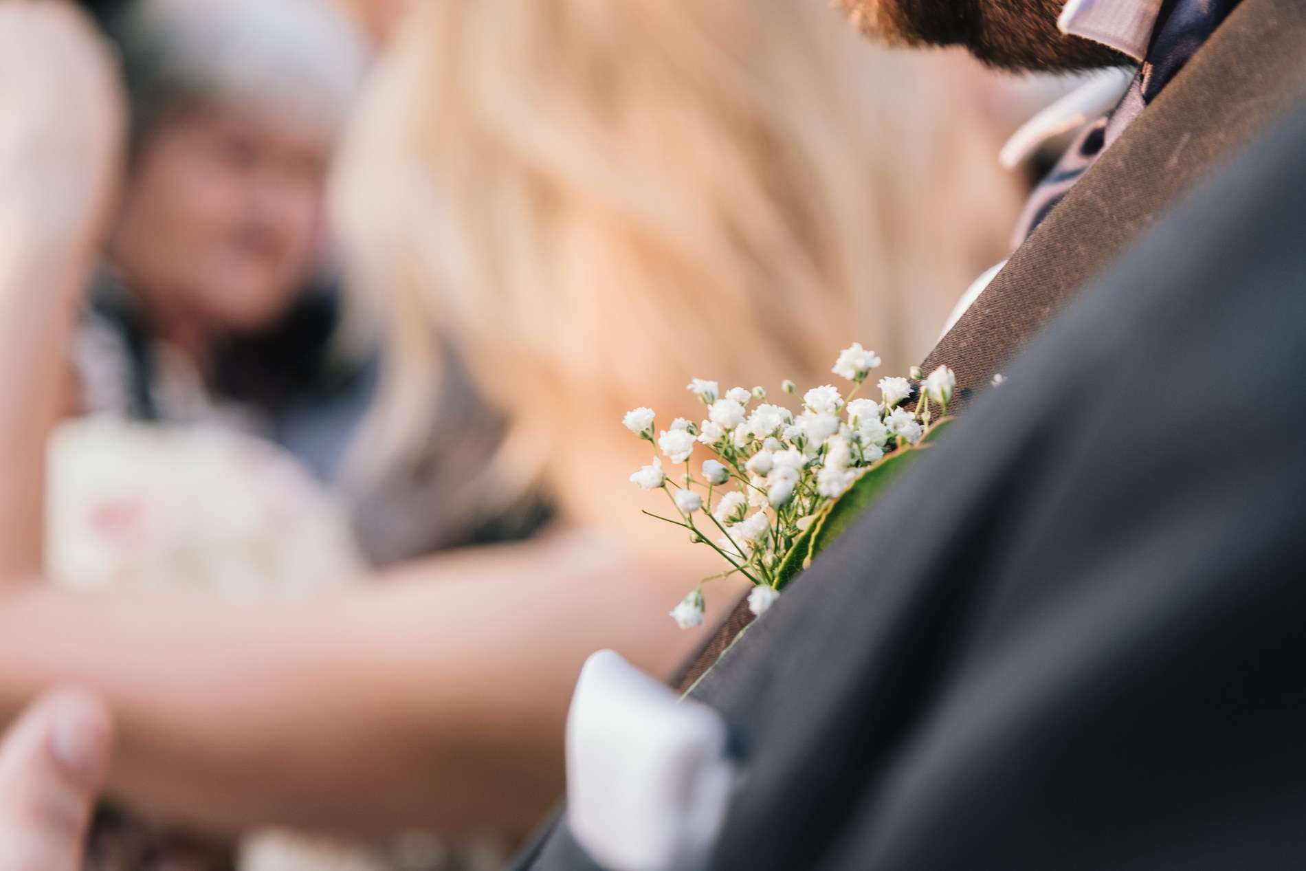 Λουλούδι στο πέτο του γαμπρού στον γάμο στον Προφήτη Ηλία Κερατέας