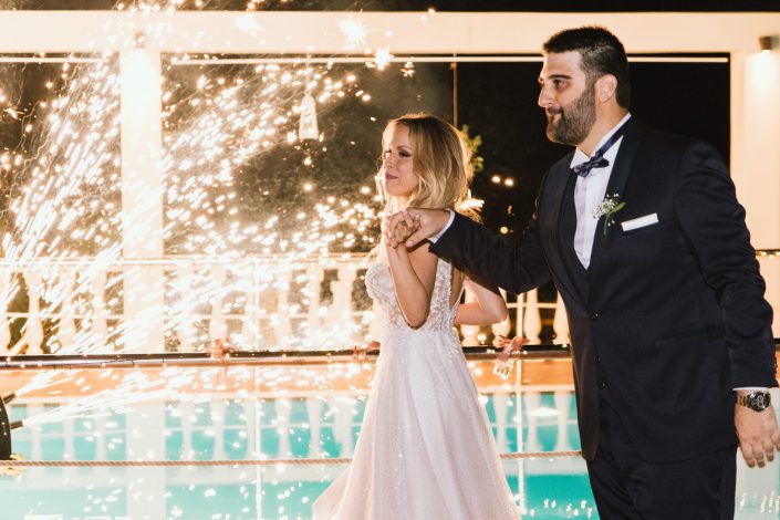 Πυροτεχνήματα στη δεξίωση γάμου στην πισίνα του κτήματος απέραντο γαλάζιο Χρυσοβιτσιώτη