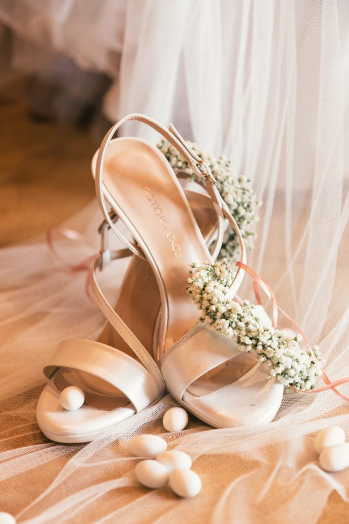 Παπούτσια νύφης στολισμένα με λουλούδια