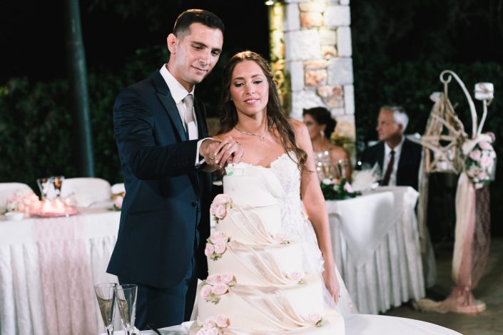Το γαμήλιο ζευγάρι κόβει την τούρτα στην δεξίωσή του στο κτήμα Προμπονά