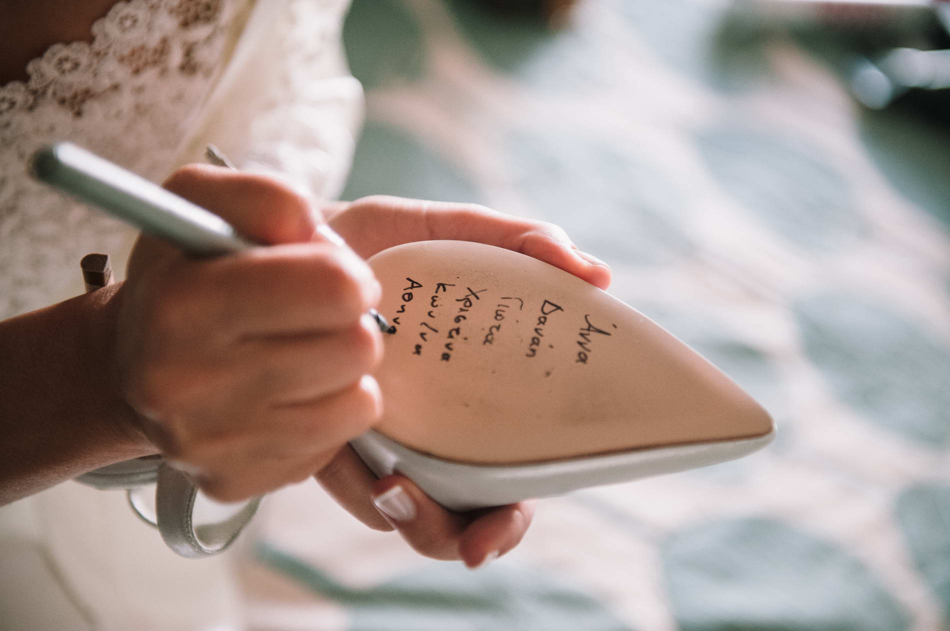 Η νύφη γράφει στο παπούτσι της τα ονόματα των φίλων της