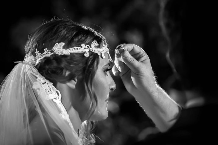 Πορτραίτο νύφης με βέρες στον γάμο στο κτήμα Φιλόκαλις