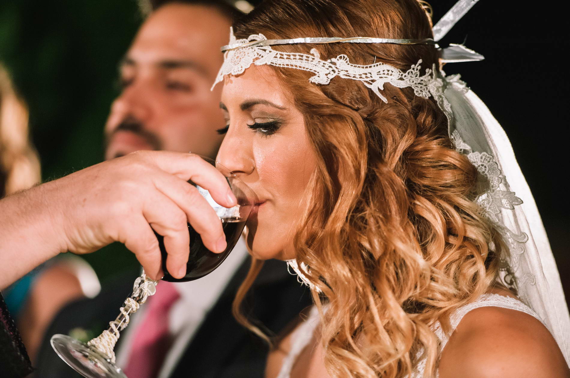Η νύφη πίνει το κρασί από τον γάμο της