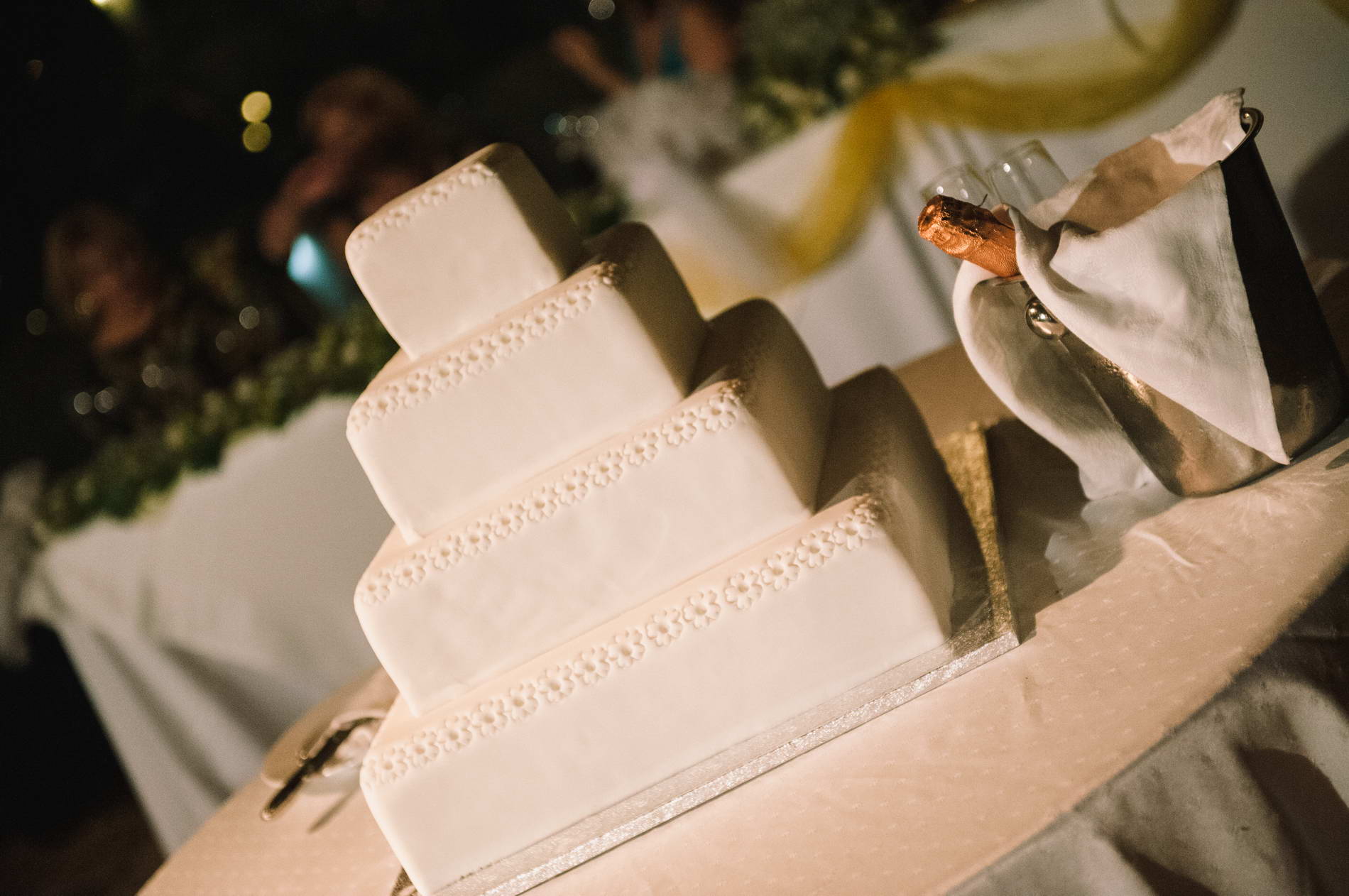Νυφική τούρτα στη δεξίωση γάμου στο κτήμα Φιλόκαλις