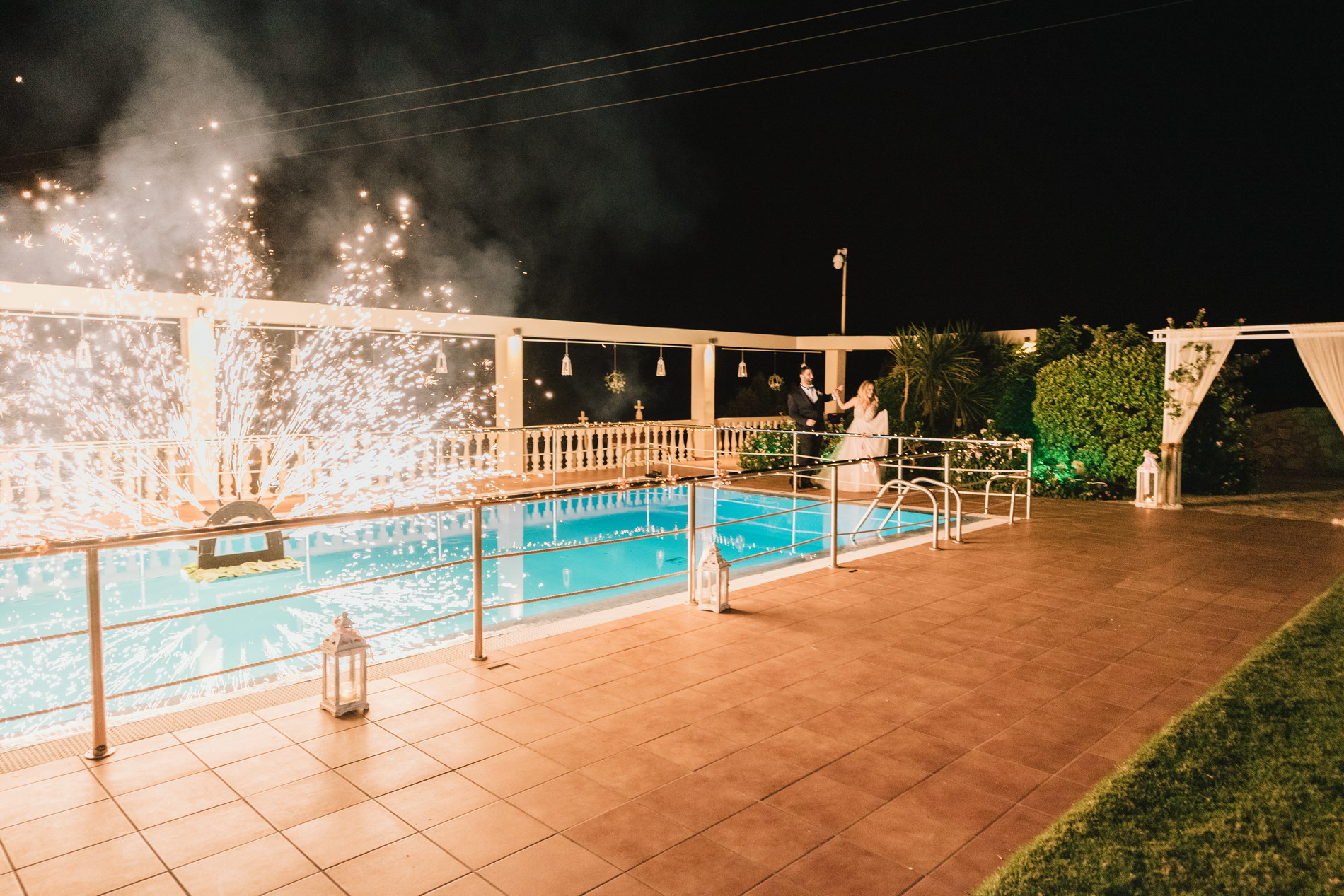 Πυροτεχνήματα στη δεξίωση γάμου στην πισίνα του κτήματος απέραντο γαλάζιο Χρυσοβιτσιώτη