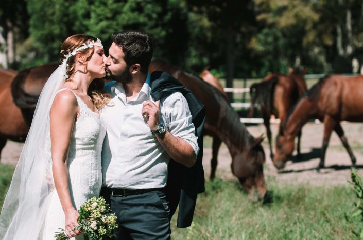 Next day ρομαντική φωτογράφηση γάμου στο δάσος με άλογα