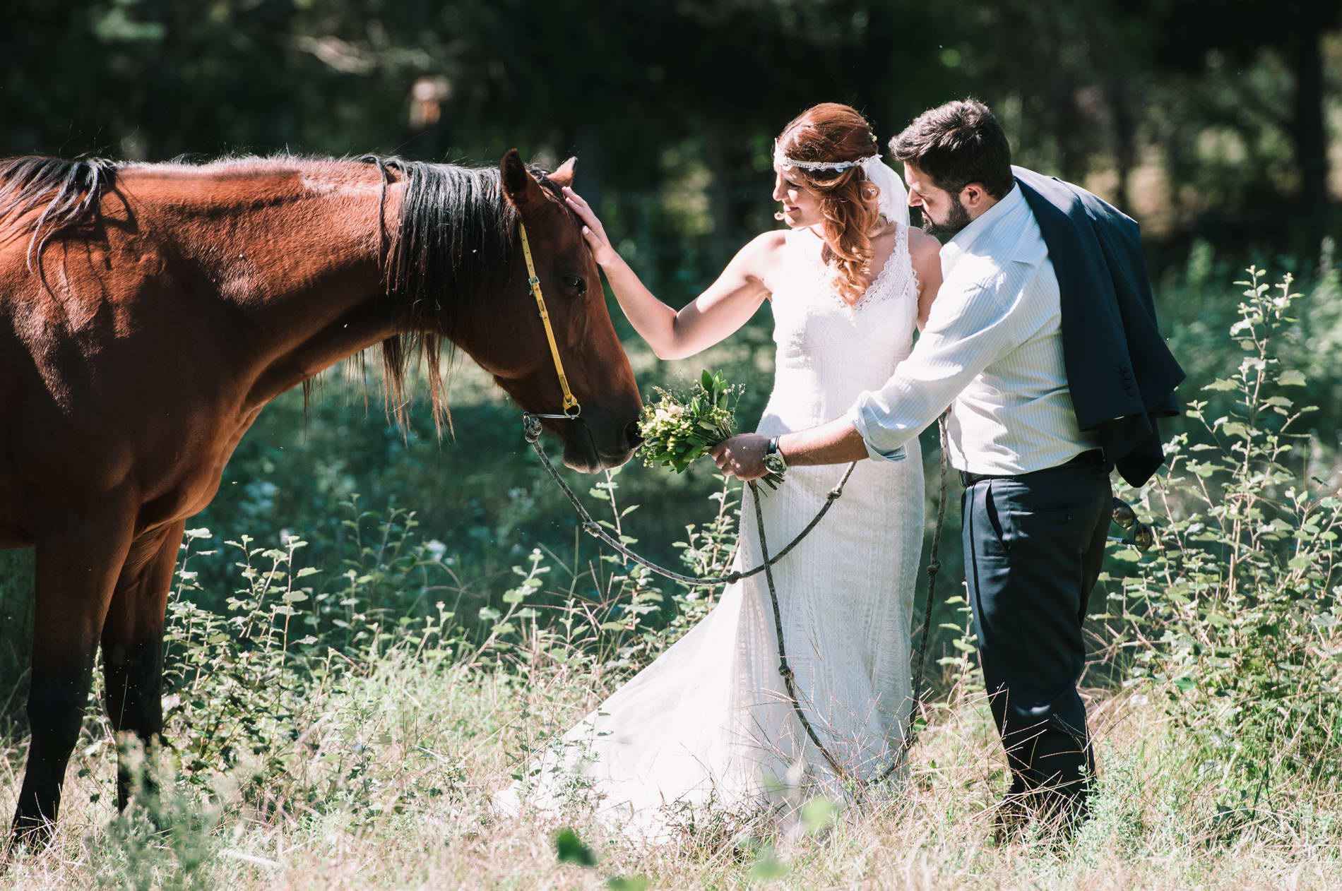 Next day φωτογράφηση γάμου στο δάσος με άλογo και ανθοδέσμη