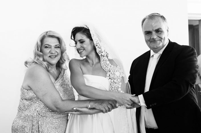 Φωτογράφηση γάμου με τους γονείς της νύφης στην προετοιμασία της