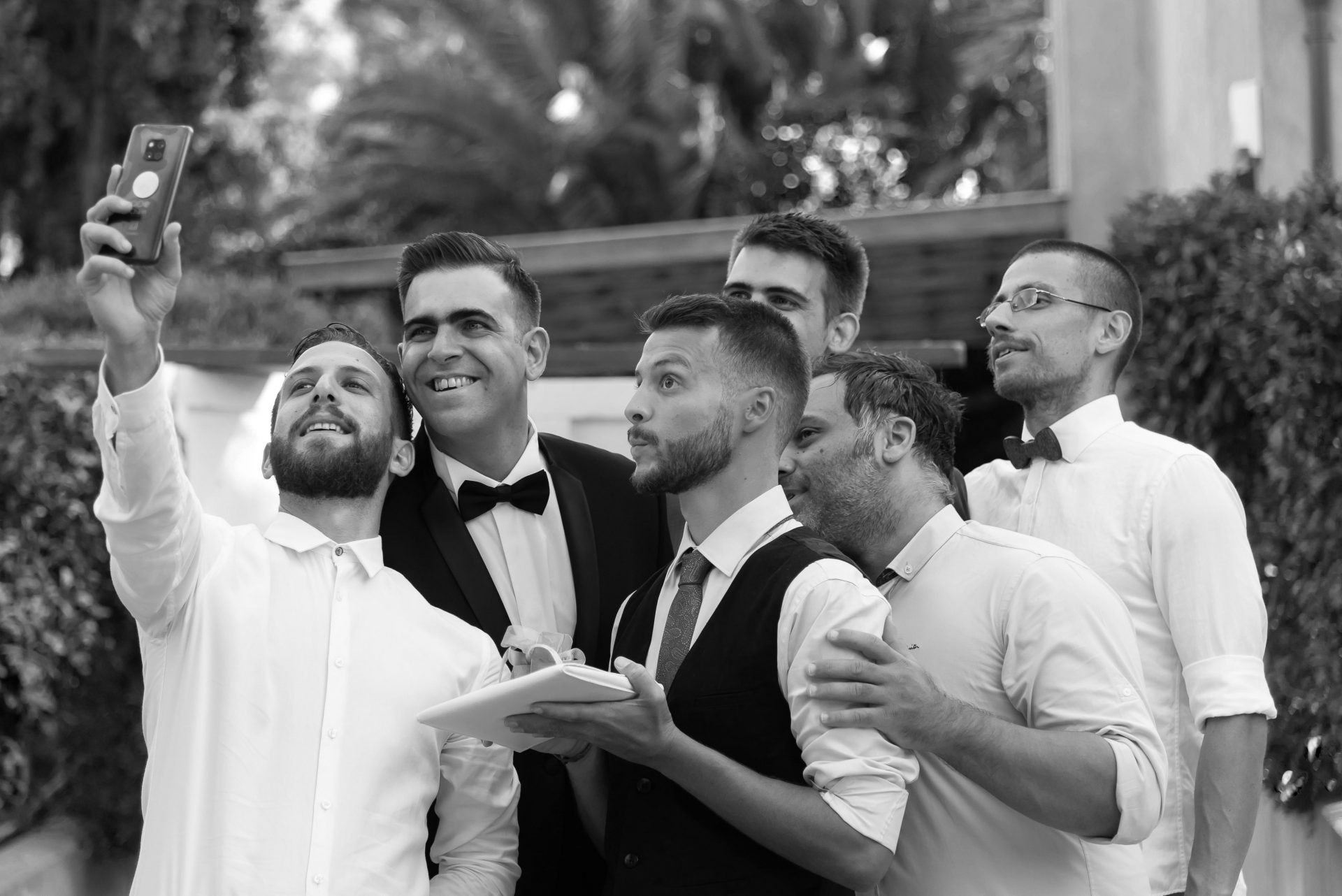 Φωτογράφηση γάμος ο γαμπρός με τους φίλους του